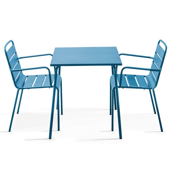 Blaues Gartenmöbel-Set bestehend aus einem quadratischen Metalltisch und zwei Metallsesseln mit Latten-Design.