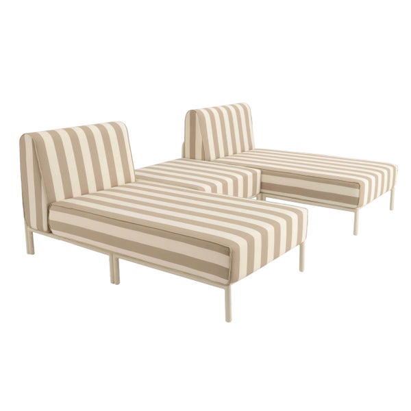 Gestreiftes Gartenlounge-Set bestehend aus zwei Liegen und einem Mittelelement mit Metallrahmen.