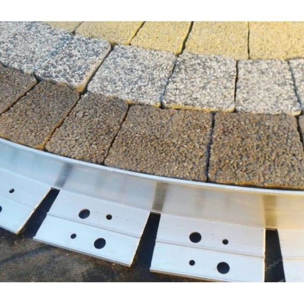 Biegsame Rasenkante aus Metall zur Einfassung von Pflastersteinen und Gartenwegen.