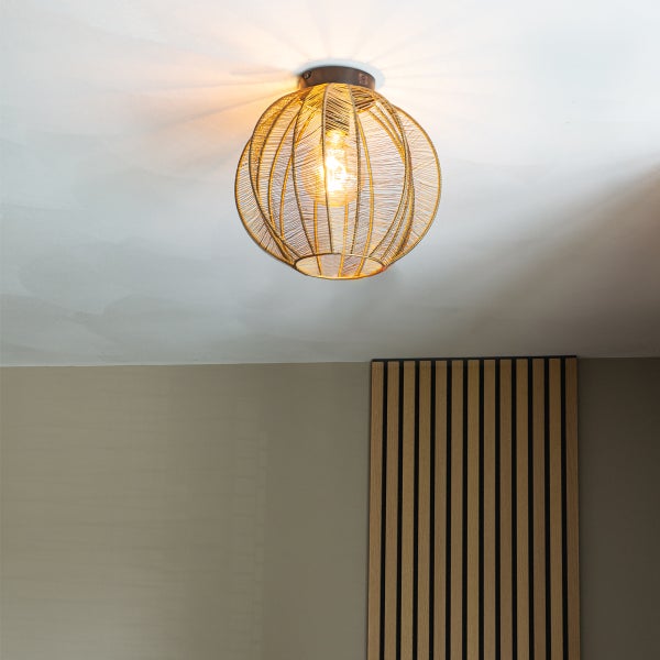 Deckenleuchte mit Drahtschirm und Licht im Raum