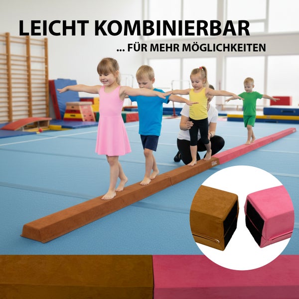 Kinder auf einem weichen, modular erweiterbaren Schwebebalken in einer hellen, organisierten Turnhalle.