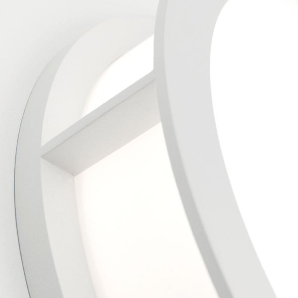 Detailansicht einer modernen, kreisförmigen LED-Deckenleuchte mit gebogenem Rahmen und Diffusor.
