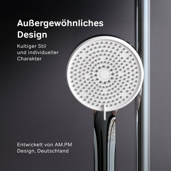 Runder Duschkopf mit zahlreichen Strahldüsen und verchromtem Griff montiert an einer Duschstange im Badezimmer.