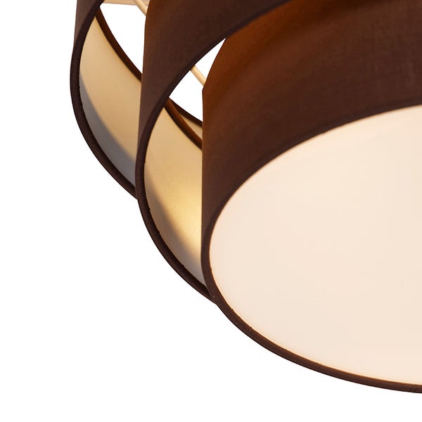 Detailansicht einer Deckenleuchte mit einem braunen Stoffschirm aus überlappenden Bändern und einem weißen Diffusor.