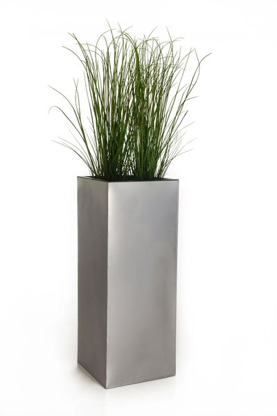 Hoher, quadratischer Pflanzkübel in Silber mit grünem Gras.