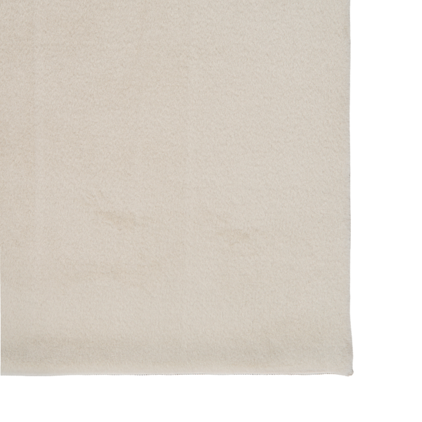 Nahaufnahme eines weichen, beigen Teppichs mit plüschiger Textur.
