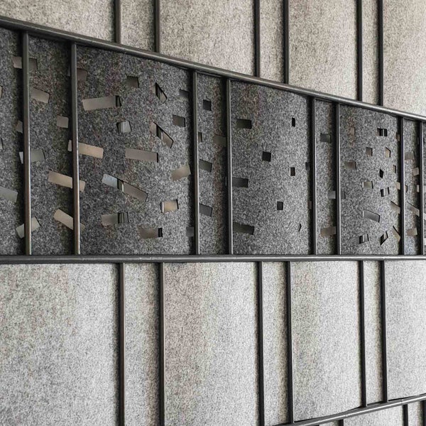 Nahaufnahme einer Wand mit dekorativen Paneelen und Metallrahmen