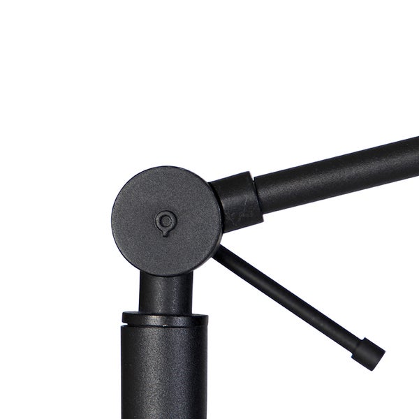 Detailaufnahme eines schwarzen Lampengelenks