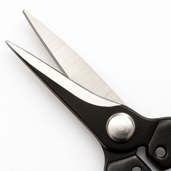 Detailaufnahme einer Schere mit Metallklingen und Griff