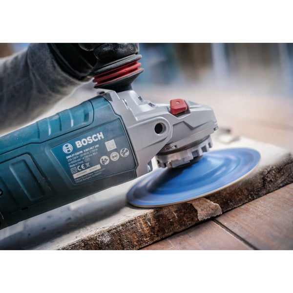 Bosch Winkelschleifer bei der Bearbeitung von Holz