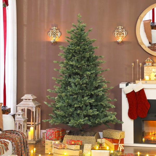 Künstlicher Weihnachtsbaum in einem festlich dekorierten Wohnzimmer mit Kamin, eingepackten Geschenken und Holzlaternen.