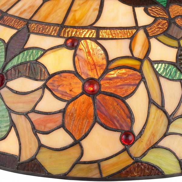 Nahaufnahme eines Tiffany-Lampenschirms aus Buntglas mit Blumenmuster.