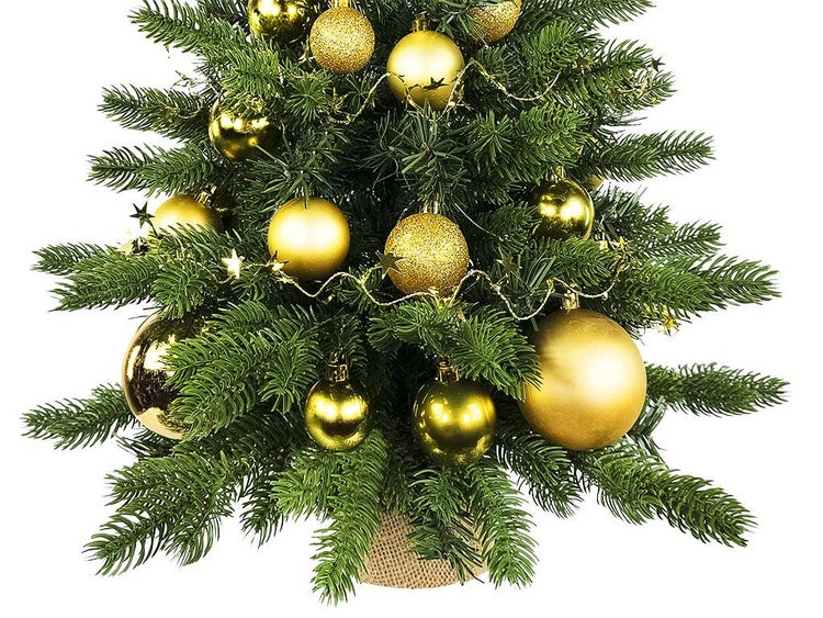 Künstlicher Weihnachtsbaum mit Weihnachtskugeln und Sternenlichterkette in einem Jutesack