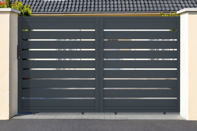 Doppeltor mit horizontalen Elementen für den Außenbereich