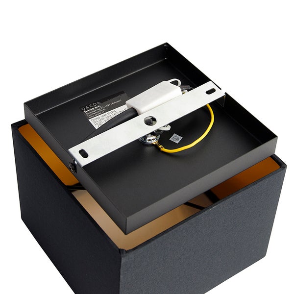 Draufsicht einer quadratischen Deckenleuchte mit schwarzem Stoffschirm, Montagehalterung aus Metall und elektrischer Verkabelung.