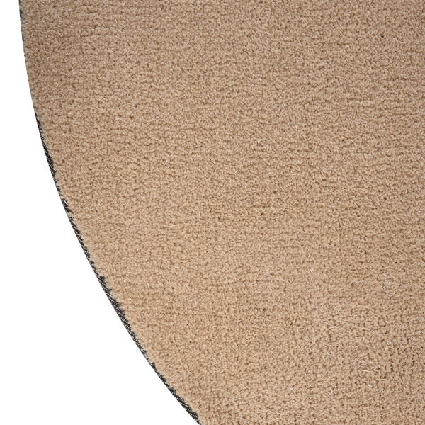 Detailansicht eines runden, beigen Hochflor-Teppichs mit weicher Textur.