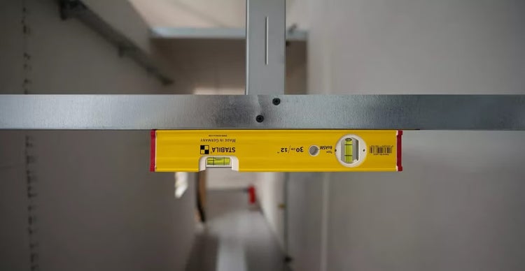 Stabila Wasserwaage Typ 80ASM 30 Zentimeter an einem Metallprofil im Trockenbau