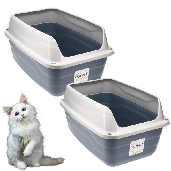Zwei Katzentoiletten mit GarPet Logo und einer Katze
