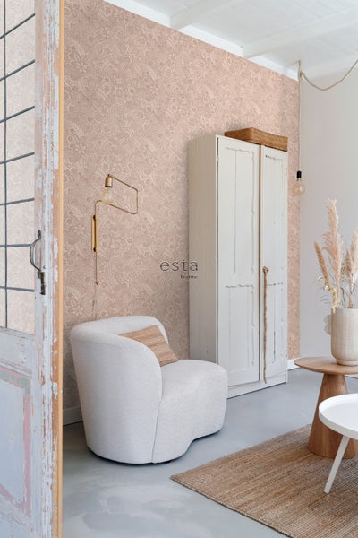 Heller Raum mit gemusterter Tapete, Sessel und Vintage-Schrank für eine gemütliche Atmosphäre.