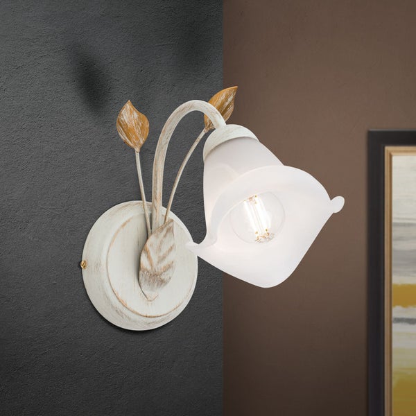 Wandleuchte im Landhausstil mit blütenförmigem Glasschirm und dekorativen Blattelementen zur Akzentbeleuchtung.