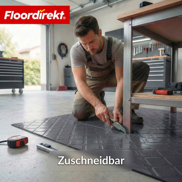 Ein Mann schneidet eine Bodenmatte in einer Werkstatt zu. Floor direkt Logo
