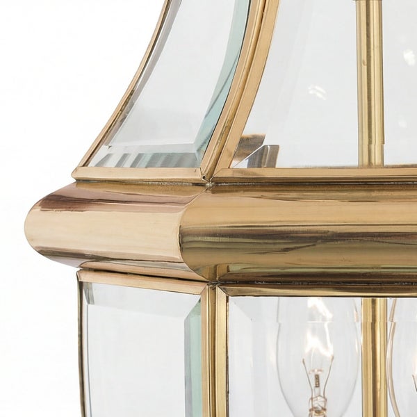 Detailaufnahme einer Glaslaterne mit Metallrahmen