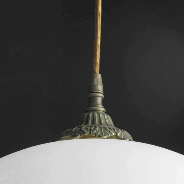 Detail einer Pendelleuchte mit Textilkabel und weißem Lampenschirm