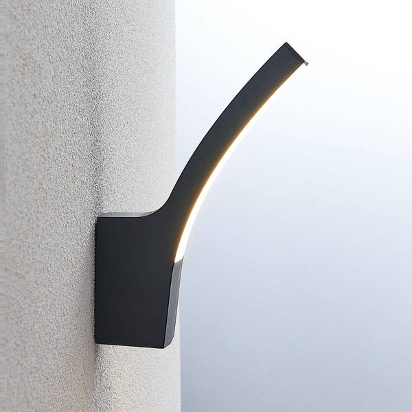 Moderne, gebogene LED-Wandleuchte in Schwarz mit warmweißem Licht, an einer Wand montiert.