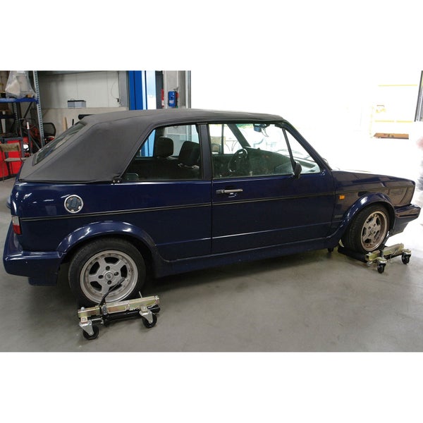 Blaues Auto auf Wagenhebern für den Werkstattbedarf