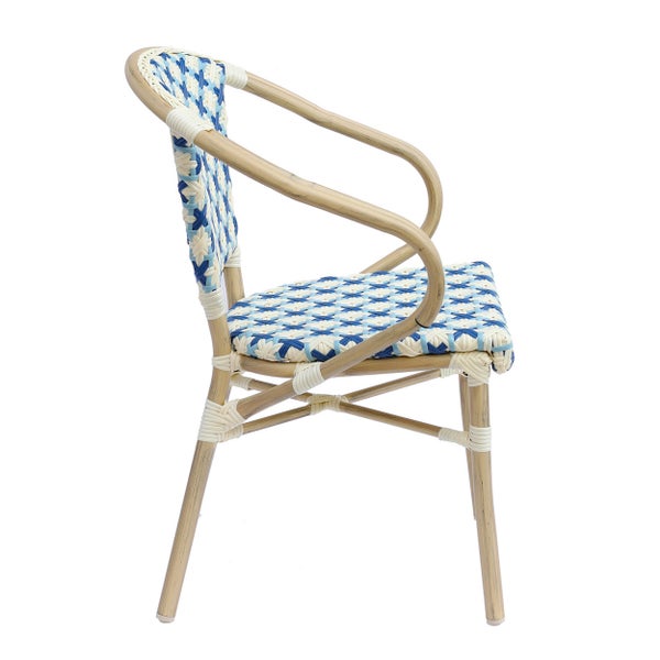 Bistrostuhl mit Armlehnen, blau-weiß geflochtene Sitzfläche und Rückenlehne, Gestell in heller Holzoptik, Seitenansicht.