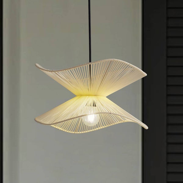 Hängeleuchte mit cremefarbenem, gewelltem Schirm aus Kordeln und sichtbarem Leuchtmittel.