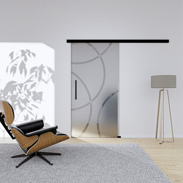 Raumszene mit Glasschiebetür, Sessel und Stehlampe