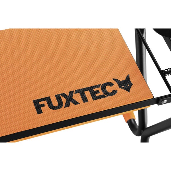 Fuxtec Logo auf einer strukturierten Oberfläche