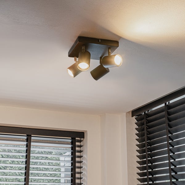 Deckenleuchte mit drei Strahlern im Wohnraum.