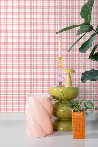 Szene mit einem karierten Hintergrund, einem Beistelltisch und Dekoration