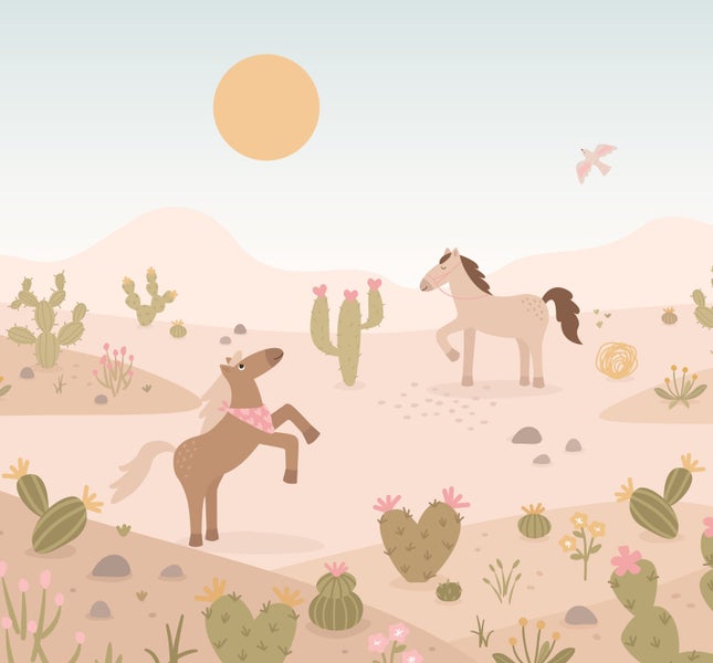 Tapete mit Wüstenlandschaft, zwei Pferden, Kakteen, kleinen Blumen und einer Sonne im Hintergrund. Illustrierter Stil für das Kinderzimmer.