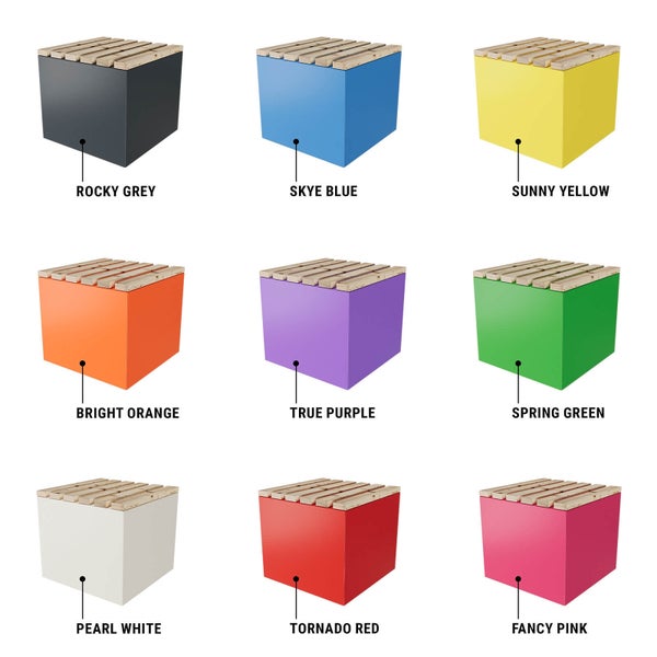 Neun würfelförmige Sitzelemente mit Holzlatten-Oberfläche in Grau, Blau, Gelb, Orange, Lila, Grün, Weiß, Rot und Pink.