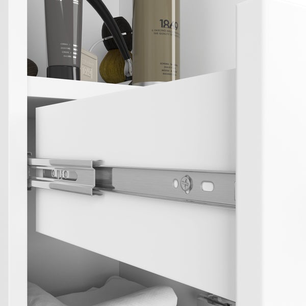 Detailaufnahme eines Badezimmerschranks mit Auszug, der Rasierprodukte und Handtücher zeigt