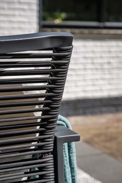 Nahaufnahme der Seilbespannung an einem Gartenstuhl mit Metallrahmen.
