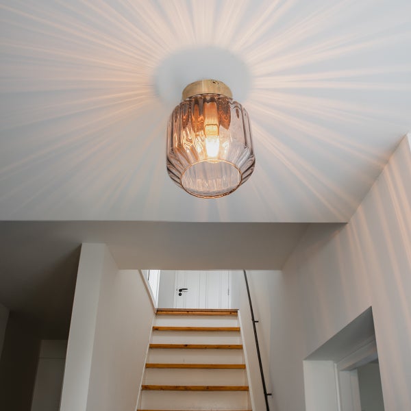 Glasdeckenleuchte in einem hellen Treppenhaus