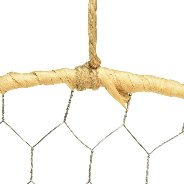 Detailansicht eines Hängekorbes mit Drahtgeflecht, umwickeltem Rand und Seilaufhängung.