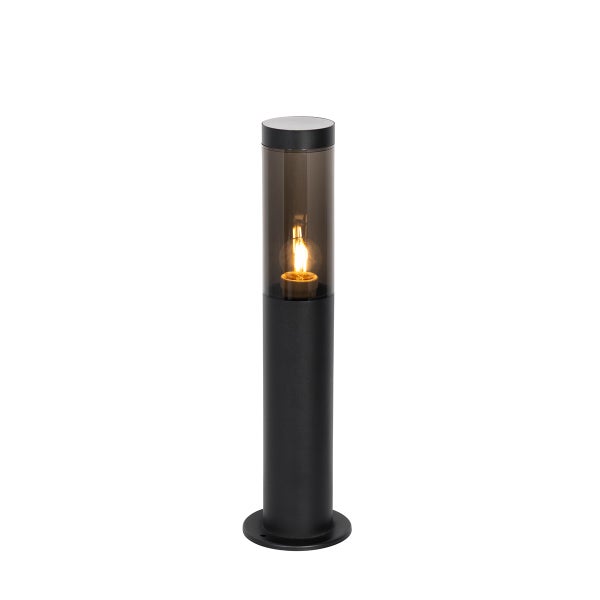 Schwarze Sockelleuchte in zylindrischer Form mit transparentem Rauchglas und leuchtendem LED Filament Leuchtmittel für den Außenbereich.