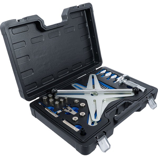 Werkzeugsatz in geöffnetem schwarzen Werkzeugkoffer