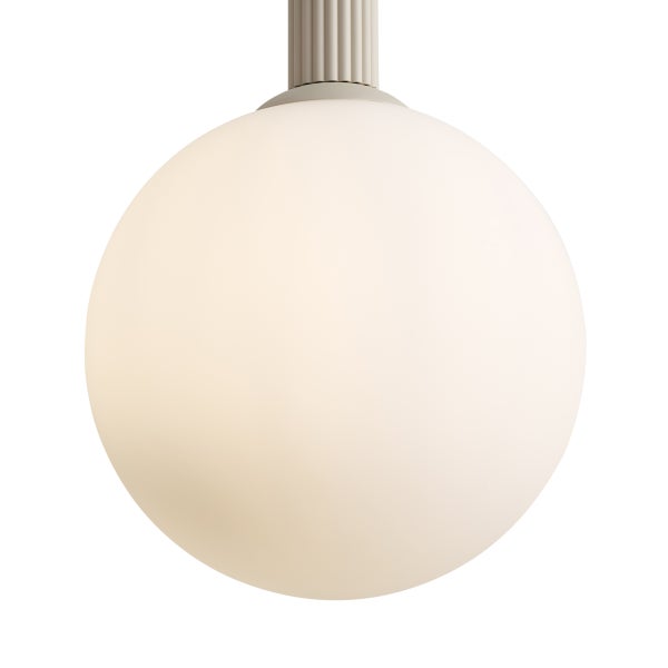 Moderne Kugelleuchte mit rundem Glasdiffusor und geriffelter Halterung für eine stilvolle Innenbeleuchtung.