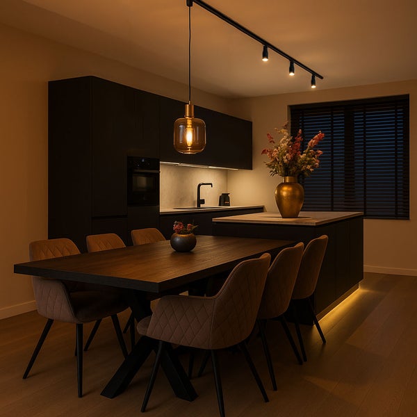 Esszimmer mit Esstisch, Stühlen, Küchenzeile, Pendelleuchte und Schienenstrahler