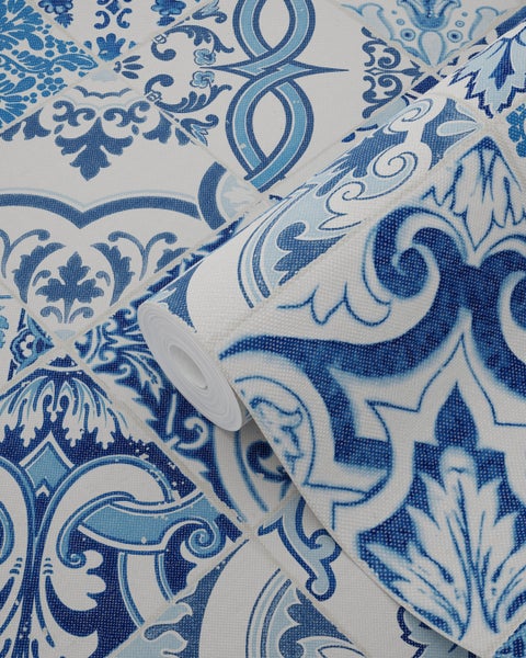 Tapetenrolle mit blau-weißem Fliesenmuster