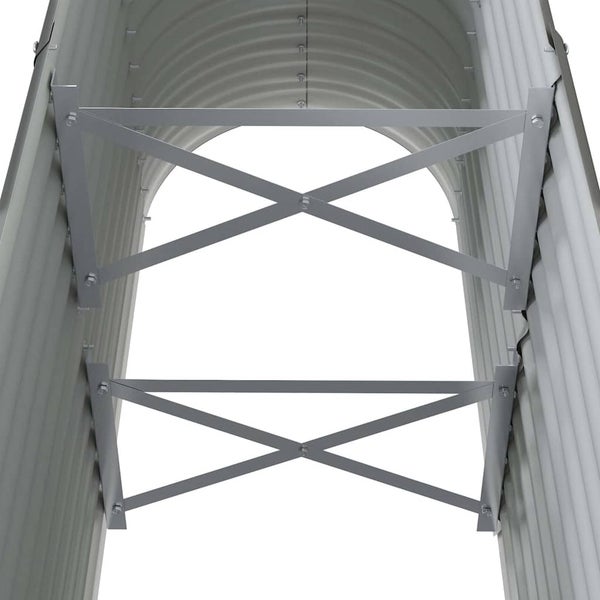 Innenansicht eines Hochbeets aus Metall mit diagonalen Aussteifungen zur Stabilisierung.