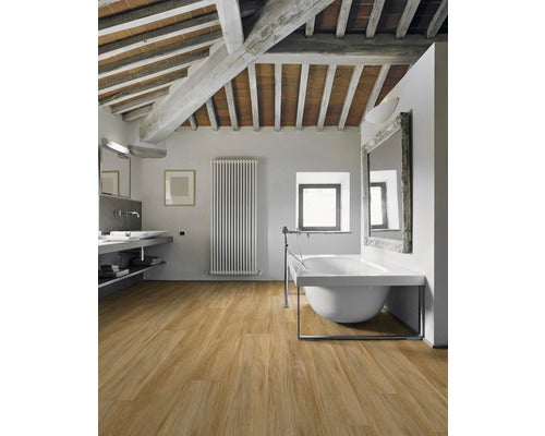 Badezimmer mit Holzfußboden, Badewanne, Waschbecken und Heizkörper