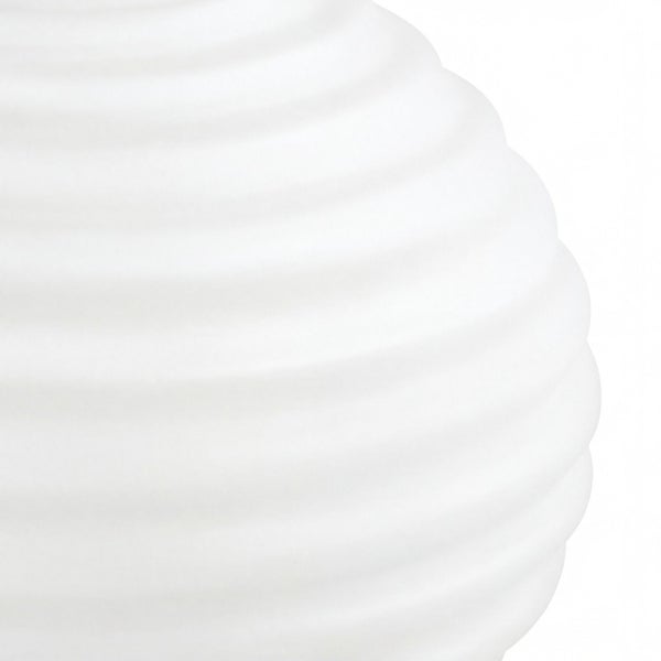 Detailansicht einer weißen Oberfläche mit horizontaler Wellenstruktur.