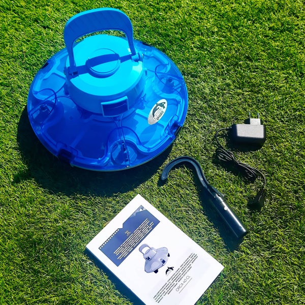 Akku Poolroboter Orca 40 CL Set bestehend aus Poolreiniger mit Tragegriff, Ladegerät, Haken und Bedienungsanleitung.